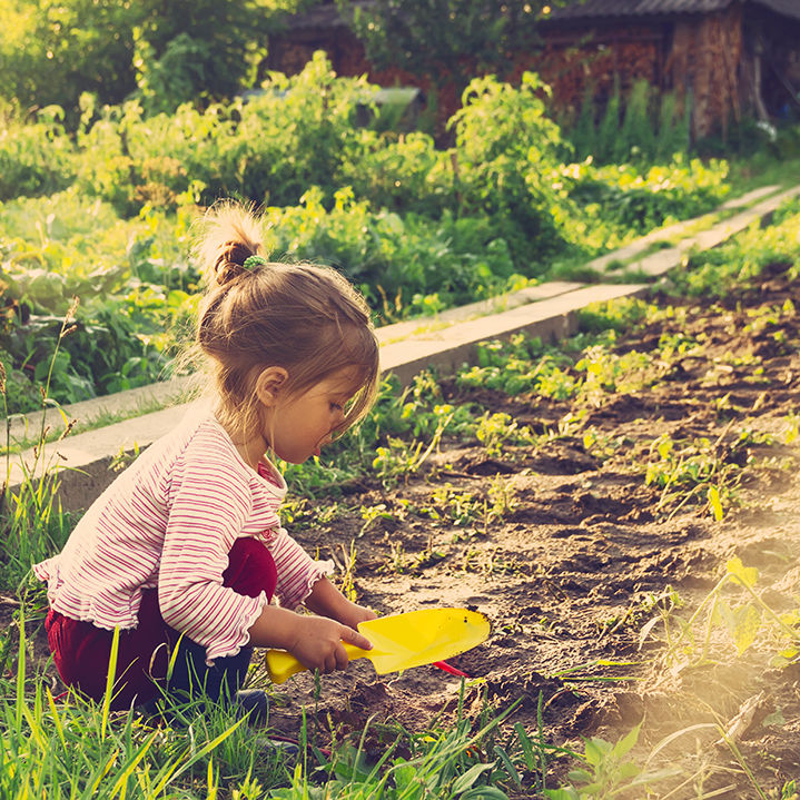 Kids PLaying Garden_1000px